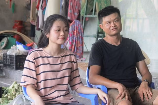 Bố của Ngọc Mai chỉ học hết lớp 9 nên anh luôn động viên con cố gắng học hành để thoát khỏi cơ cực.