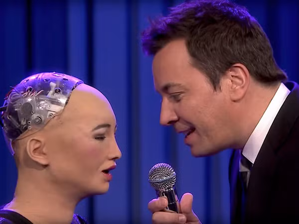 Robot Sophia biểu diễn hát karaoke song ca khiến dân mạng "tròn mắt"