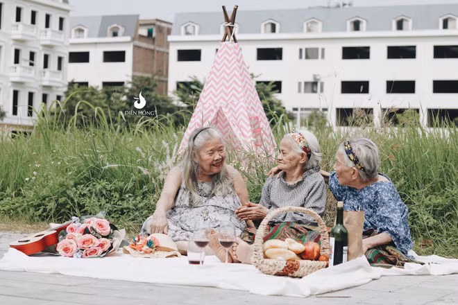 Cuộc đời có bao lâu, miễn sao vui vẻ sống trọn kiếp người.
