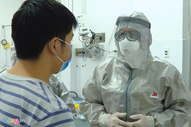 Bệnh nhân Li ZiChao (trái) được điều trị tại Bệnh viện Chợ Rẫy, TP.HCM, đã cho kết quả âm tính với virus corona. Ảnh: Trương Khởi.
