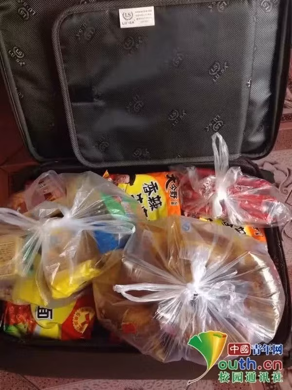 Toàn bộ bánh kẹo ăn Tết của cả gia đình nằm trong vali này.