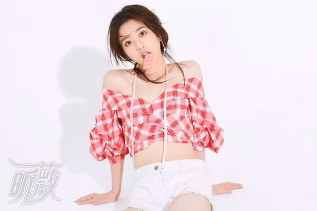 Chẳng cần trang điểm nhiều hay ăn mặc cầu kỳ, sexy cô cũng dễ dàng tạo được sự thiện cảm với người đối diện.