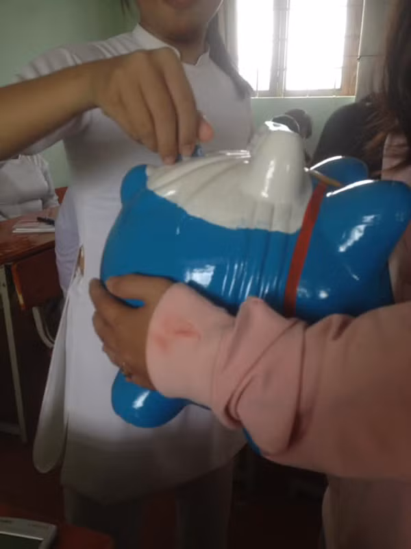 Chú lợn đất sẽ được các bạn học sinh nhét tiền sau mỗi cuối tuần.
