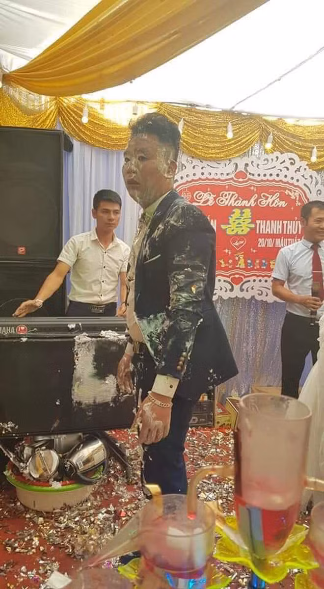 Mọi người xung quanh ai cũng ngao ngán trước trò đùa vô duyên này! (Ảnh: Thanh Kim Bùi)