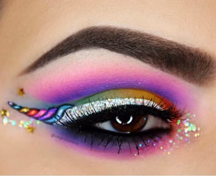 Vẽ eyeliner kiểu unicorn, xu hướng trang điểm nhất định bạn phải thử Hè này ảnh 5