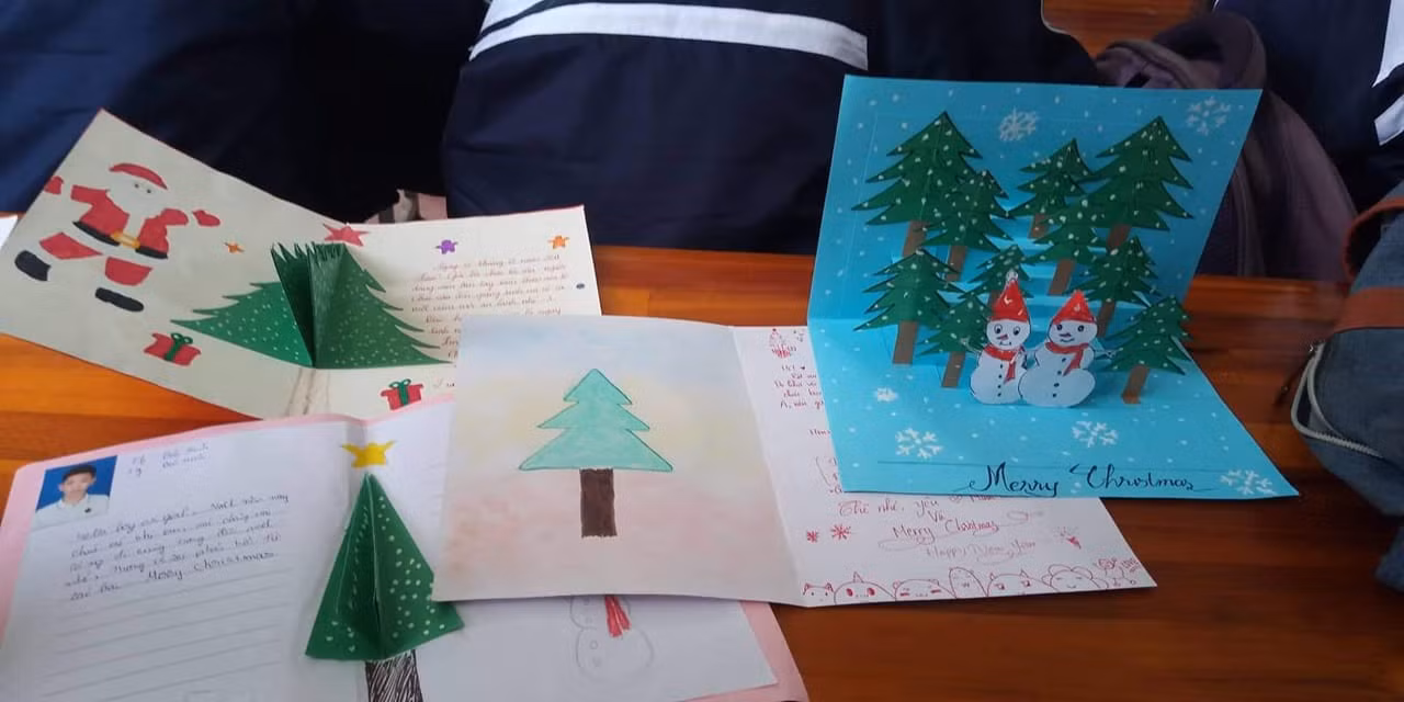 Thiệp handmade là một trong những món quà được nhiều bạn yêu thích vì đơn giản và có thể tự do sáng tạo. (Ảnh: Lê An Chi)