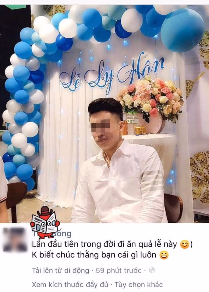Thanh niên hạnh phúc ra mặt tại lễ ly hôn.