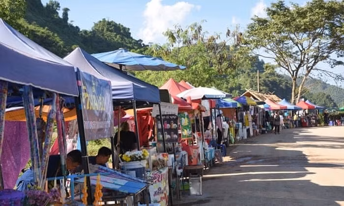 Hơn 100 gian hàng đã được dựng lên dọc theo con đường dẫn vào khu phức hợp hang Tham Luang.