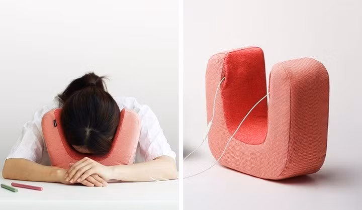 Gối phát nhạc. Gối kèm tai nghe sẽ giúp bạn nghỉ ngơi thư giãn mọi lúc. Không có gì ngạc nhiên khi thiết bị này được phát minh tại Nhật Bản, nơi mọi người tin rằng một giấc ngủ ngắn rất quan trọng, ngay cả khi đang làm việc.