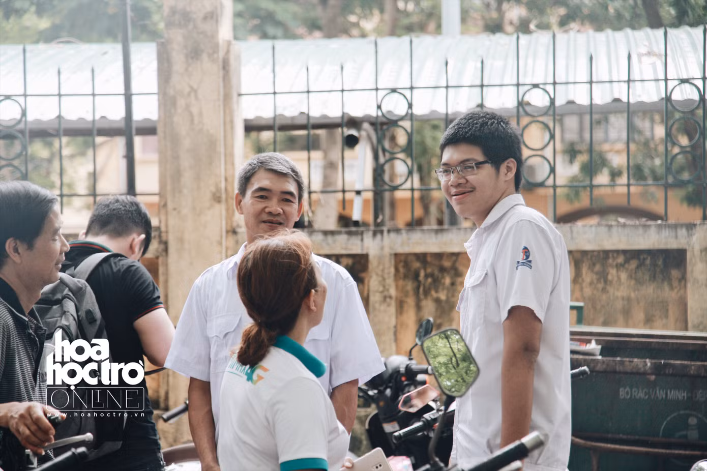 Những hình ảnh xúc động trong mùa thi: “Con cứ yên tâm, có cha mẹ ở đây rồi!” ảnh 14 Những hình ảnh xúc động trong mùa thi: “Con cứ yên tâm, có cha mẹ ở đây rồi!” ảnh 14