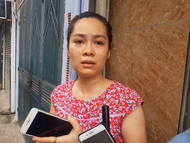 Chị Vân Anh (35 tuổi, ở ngõ 342 Khương Đình) nói về những ảnh hưởng từ vụ cháy Công ty Rạng Động. Ảnh: Trần Thanh.