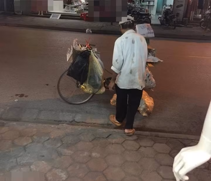Món quà nhỏ bé nhưng lại mang đầy ý nghĩa khiến nhiều người xúc động.