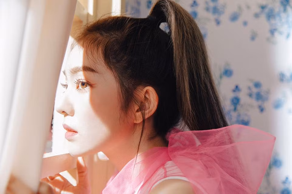 Buộc tóc đôi ngựa càng giúp Irene tôn lên từng đường nét hoàn hảo trên gương mặt.