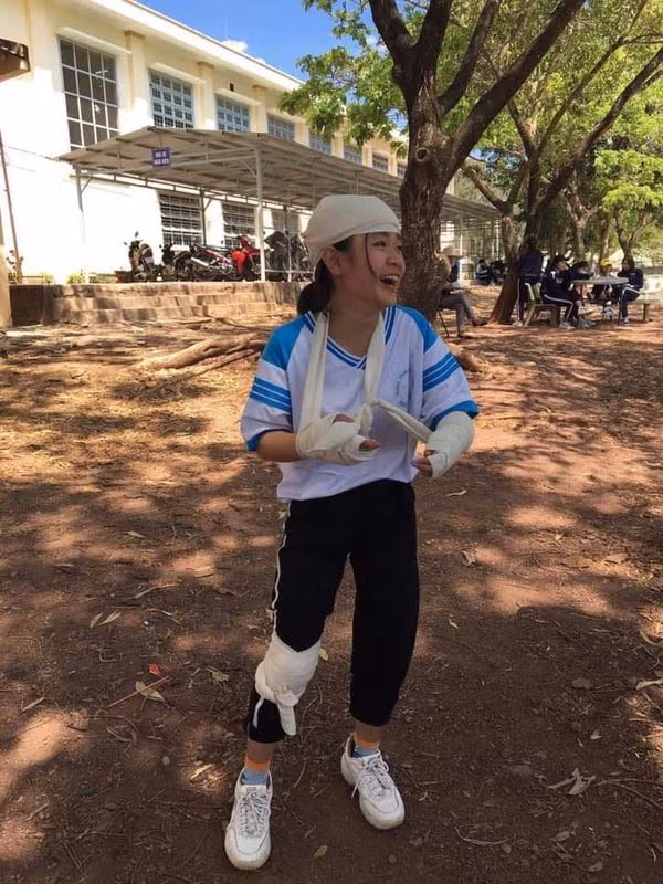 Quấn đại nhiều vòng rồi cột lại là xong.