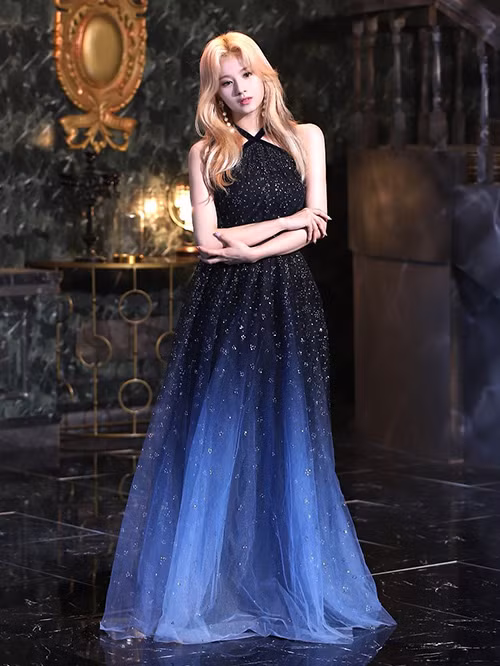 Sana (Twice) đầy sang chảnh và đầy bí ẩn trong mẫu váy ombre của Marchesa Notte. Mái tóc vàng giúp cô nàng xinh đẹp như công chúa.