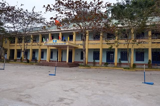 Hơn 500 học sinh trường THPT Tiên Yên đồng loạt nghỉ học do phản ứng với việc phải chuyển sang cơ sở khác. Ảnh: internet.
