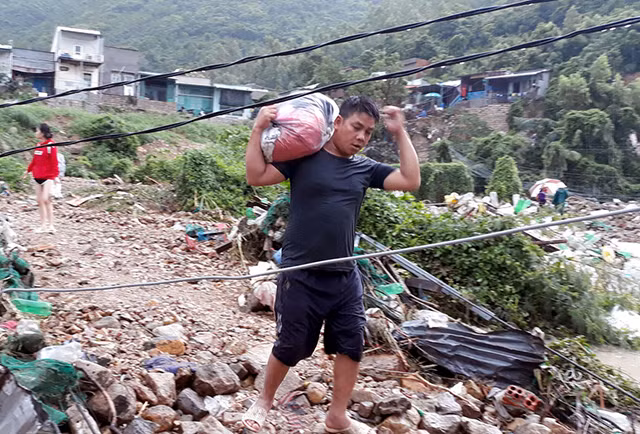 Người dân cố gắng thu dọn những gì còn sót lại, đưa ra ngoài sau cơn lũ.