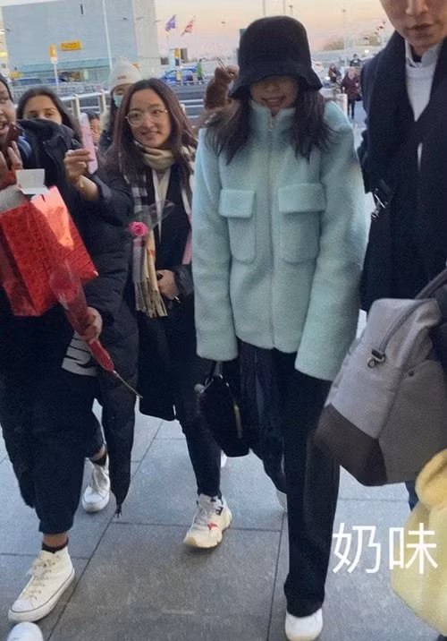 Trong khi nhiều idol vẫn chăm chút rất kỹ cho trang phục sân bay của mình thì Jennie lại mất phong độ trầm trọng. Cứ như thể Jennie giờ không còn muốn làm nữ hoàng thời trang sân bay nữa vậy.