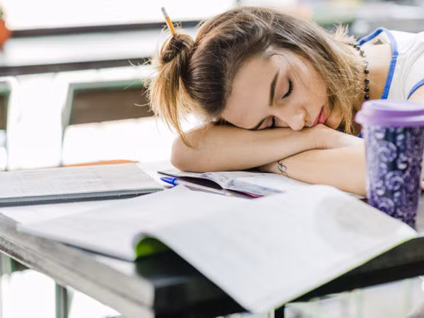 Thiếu ngủ có thể làm giảm điểm số các môn học của bạn, đặc biệt nếu bạn là một “con cú đêm”. (Ảnh: freepik)