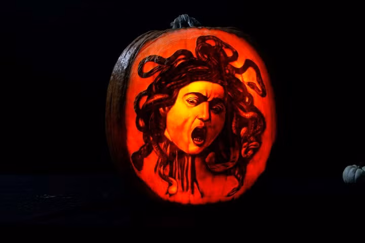 Gương mặt cực kỳ chân thật của Medusa trên quả bí ngô, tái hiện bức tranh cùng tên của Caravaggio