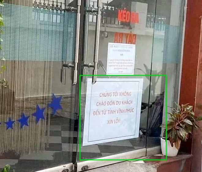 Tấm biển được treo ở một khách sạn trên phố Trần Duy Hưng.