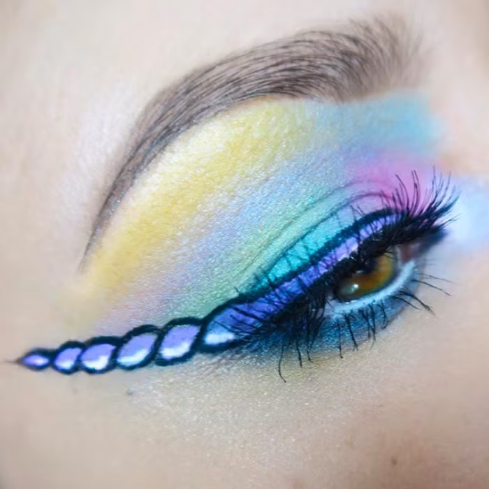 Vẽ eyeliner kiểu unicorn, xu hướng trang điểm nhất định bạn phải thử Hè này ảnh 2