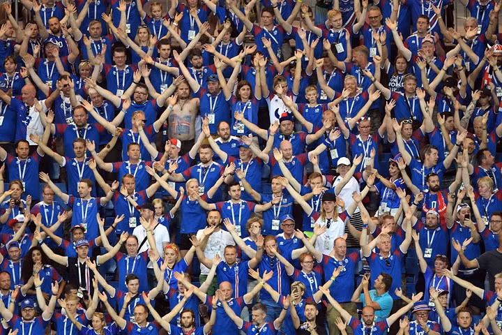 Dù đội nhà thi đấu không thành công tại World Cup lần này nhưng các cổ động viên Iceland vẫn luôn gây được ấn tượng mạnh bởi phong cách cổ vũ bài bản, chuyên nghiệp. Ảnh: AFP/Getty.