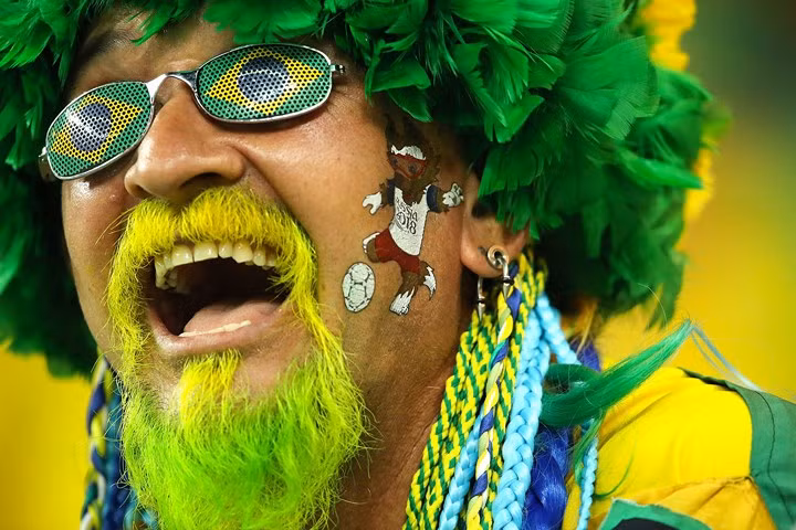 Trang phục không thể lẫn vào đâu được của một cổ động viên người Brazil. Ảnh: Getty.