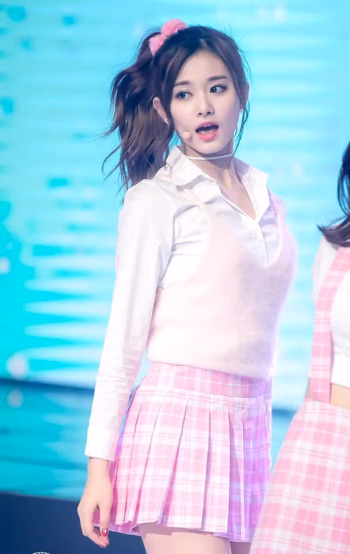 Tzuyu (TWICE) vốn đã rất xinh đẹp, nay càng xinh hơn khi buộc tóc đuôi ngựa. Kiểu đầu này giúp Tzuyu càng khoe được đôi mắt đẹp hút hồn của mình.