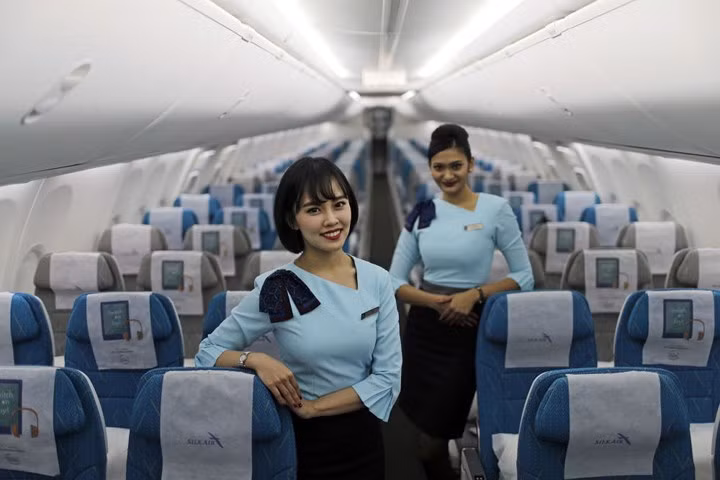 Các nữ tiếp viên của hãng Silk Air (Singapore) chụp hành trong chiếc Boeing mới của hãng tại sân bay quốc tế Changi.