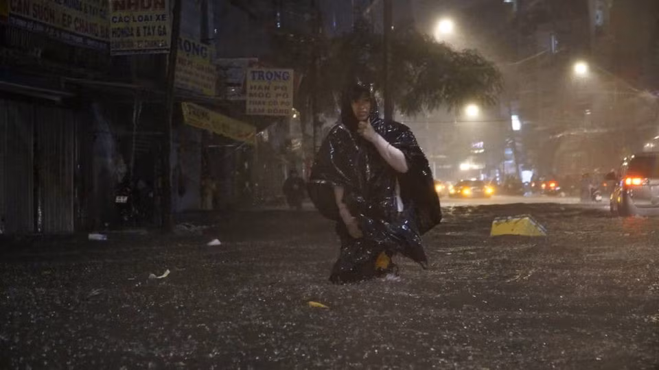 Một bạn gái trẻ lội "sông" trên đường Đinh Bộ Lĩnh (Q.Bình Thạnh). ẢNH: ĐẬU TIẾN ĐẠT.