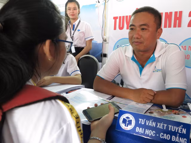 Ths Phạm Thái Sơn, Giám đốc Trung tâm tuyển sinh của Trường ĐH Công nghiệp Thực phẩm TPHCM tư vấn cho thí sinh