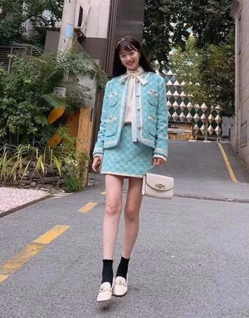 Để phù hợp với không khí chung của bộ phim, Sulli cũng đầu tư diện mạo đậm chất cổ điển giống style của IU. Những set đồ mang cảm hứng quý tộc khiến Sulli tốn kém không ít nhưng để lại ấn tượng với khán giả.