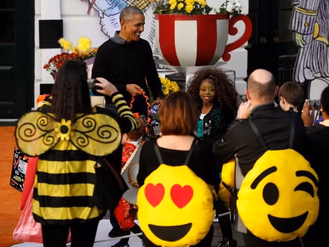 Tổng thống Obama vui vẻ tham gia lễ hội Halloween cùng những đứa trẻ trong Nhà Trắng năm 2016.