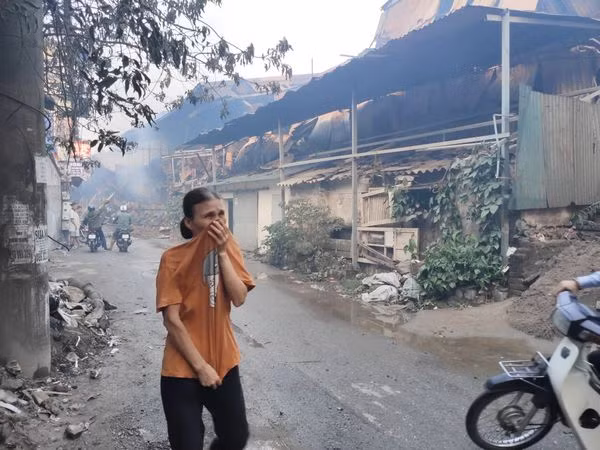 Người dân khó thở khi đi qua khu vực xảy ra cháy.