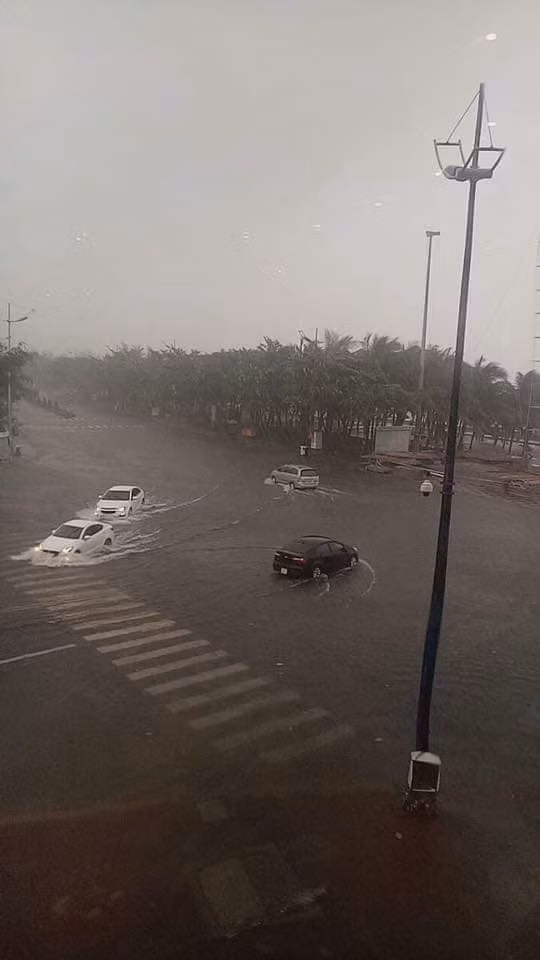 Đường phố ngập nặng.