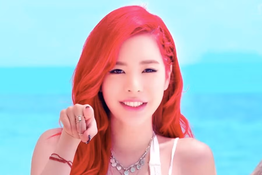 Hình ảnh Sunny (SNSD) với mái tóc đỏ nổi bật trên nền biển xanh chắc chắn là điểm nhấn trong suốt MV Party của nhóm SNSD. Ngay từ ngày đó, khán giả đã thấy Sunny đúng là một nàng tiên cá đích thực.