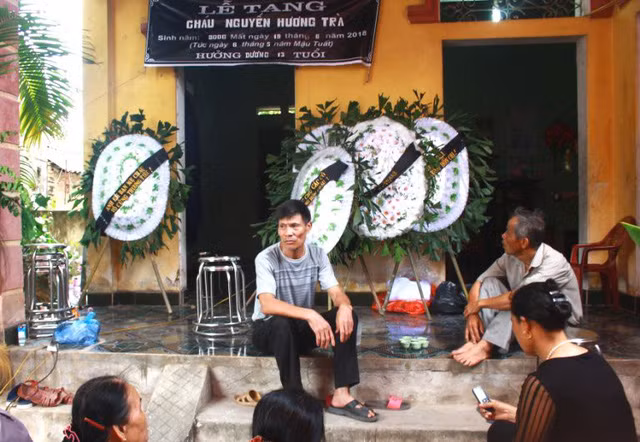 Người thân gia đình các nạn nhân mong muốn sự việc sớm làm rõ. Ảnh: Mạnh Đoàn