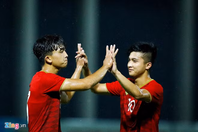 Martin Lo (phải) và Trần Danh Trung là hai cái tên nổi bật của U22 Việt Nam trước Kitchee.