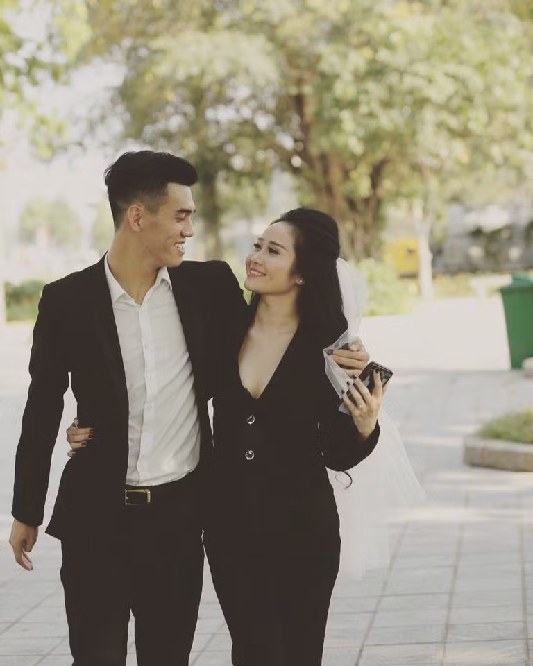 Cầu thủ Tiến Linh cùng cô bạn gái cực kì xinh đẹp.