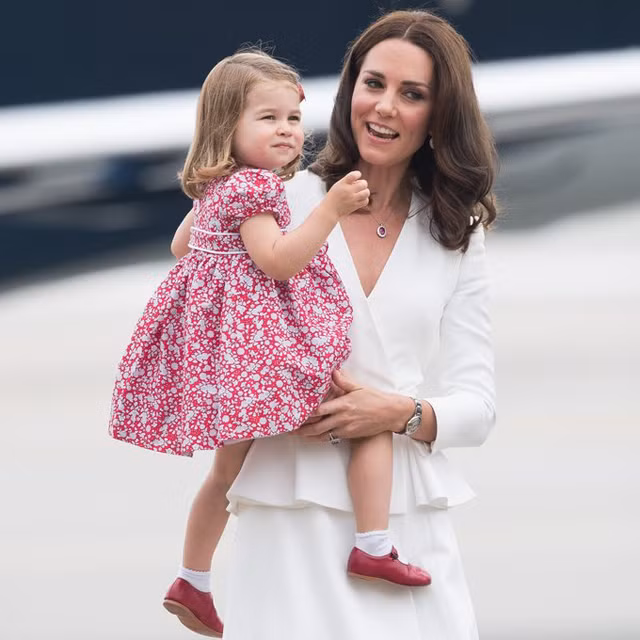 Với gu thẩm mỹ tinh tế của Kate Middleton, không khó hiểu khi mỗi bộ trang phục cô diện cho Charlotte đều trở thành 