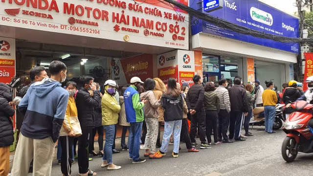 Người dân Hà Nội xếp hàng đi mua khẩu trang.