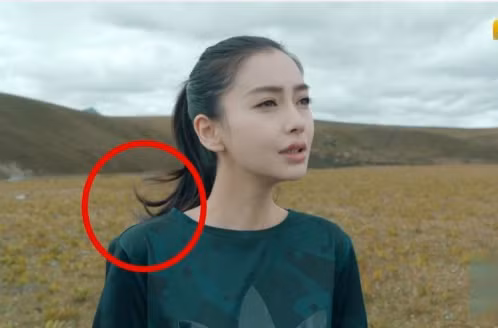 Một cảnh bị khán giả nghi là cắt ghép hình vì nhân vật và bối cảnh không hài hòa.