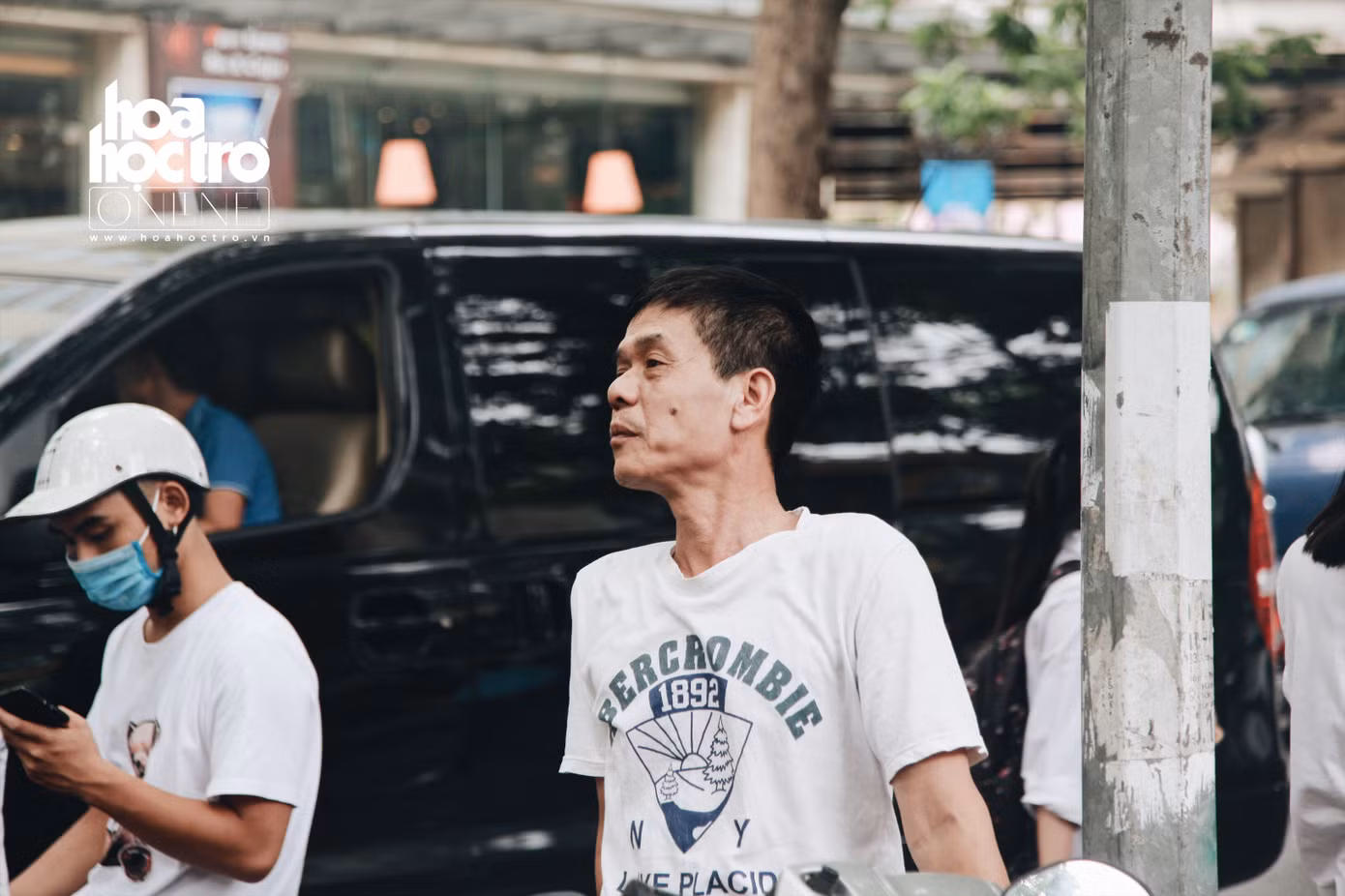 Những hình ảnh xúc động trong mùa thi: “Con cứ yên tâm, có cha mẹ ở đây rồi!” ảnh 3 Những hình ảnh xúc động trong mùa thi: “Con cứ yên tâm, có cha mẹ ở đây rồi!” ảnh 3