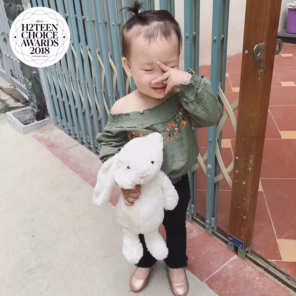 Bé Su hay cười và có tình yêu đặc biệt dành cho các bạn thú nhồi bông luôn đó!