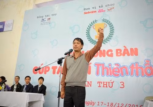 Trọng tài bóng bàn cấp quốc gia Tô Đức Hòa đại diện các trọng tài tuyên thệ.