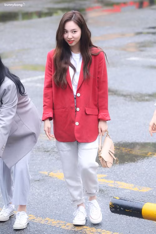 Luôn luôn có hình ảnh tươi vui và tràn đầy sức sống, tủ đồ của Nayeon vì thế phủ rất nhiều gam màu rực rỡ. 