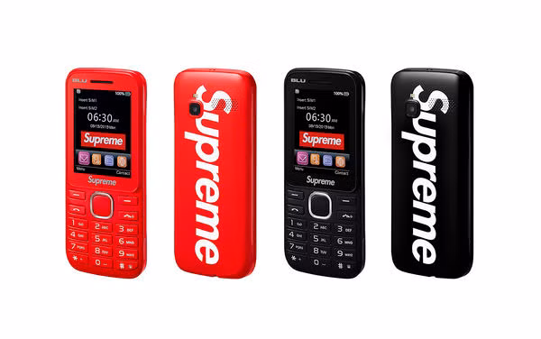 Chiếc điện thoại cục gạch nổi bật với logo Supreme với tuỳ chọn màu trắng đỏ hoặc đen trắng đặc trưng.