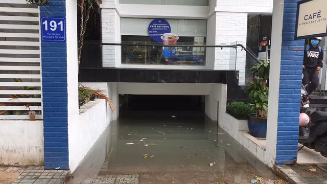 Hiện tại nhiều hầm chung cư vẫn còn đầy nước.
