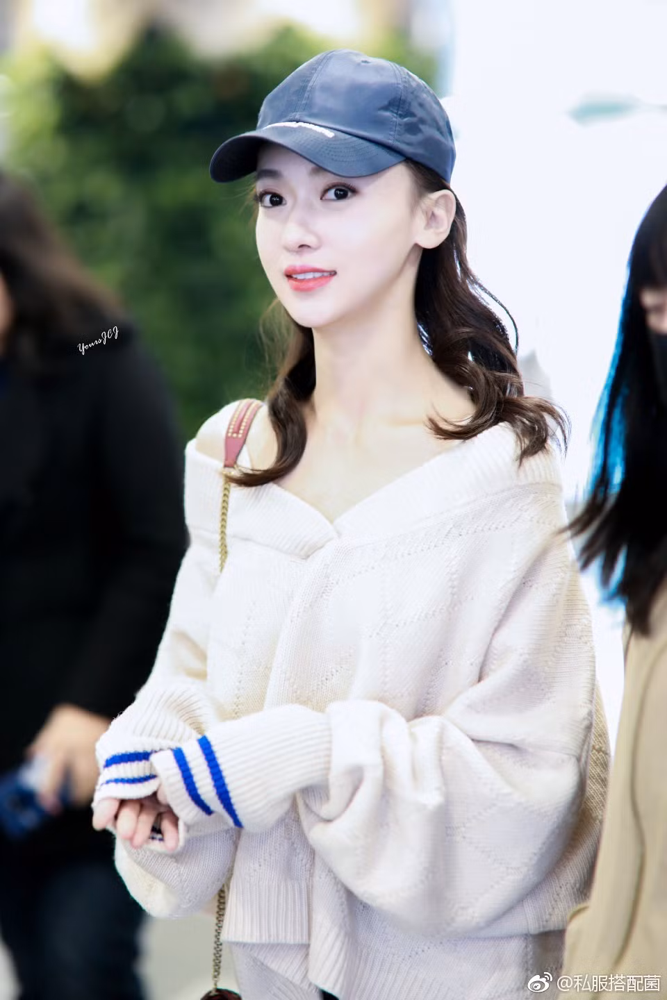 Mới đây, cô đã xuất hiện ở sân bay với chiếc áo len cổ tim cực rộng khiến phần xương quai xanh lộ rõ. Mặc đồ hở cổ thế này càng khiến phần cổ xương xẩu của Cẩn Ngôn bị chú ý nhiều hơn.